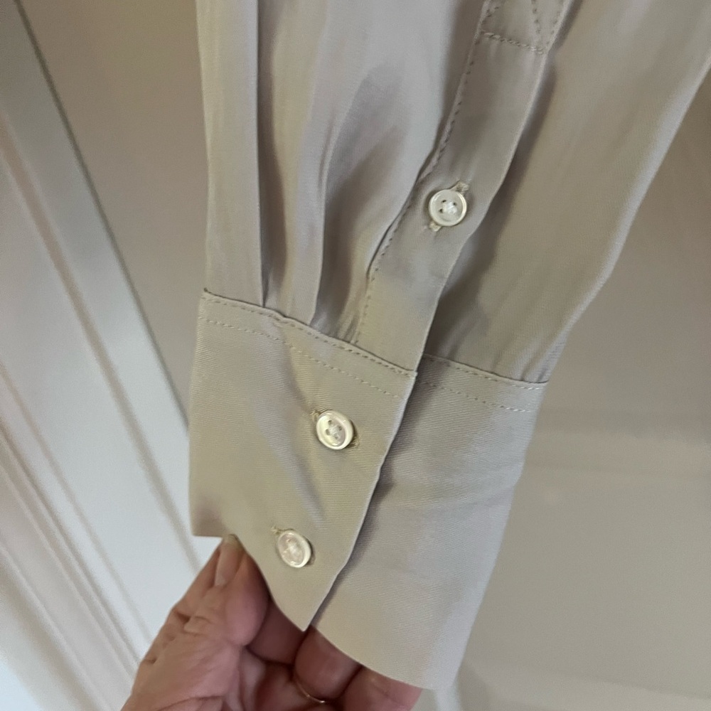 Banana Republic light gray button up blouse. Flap pockets. EUC! Size XS - Picture 8 of 10